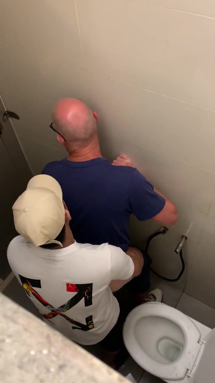 Asian Guy Caught Fucking White Foreigner in Bathroom P1