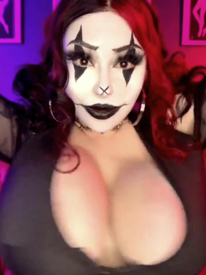 Clown bouncy tits with SFX