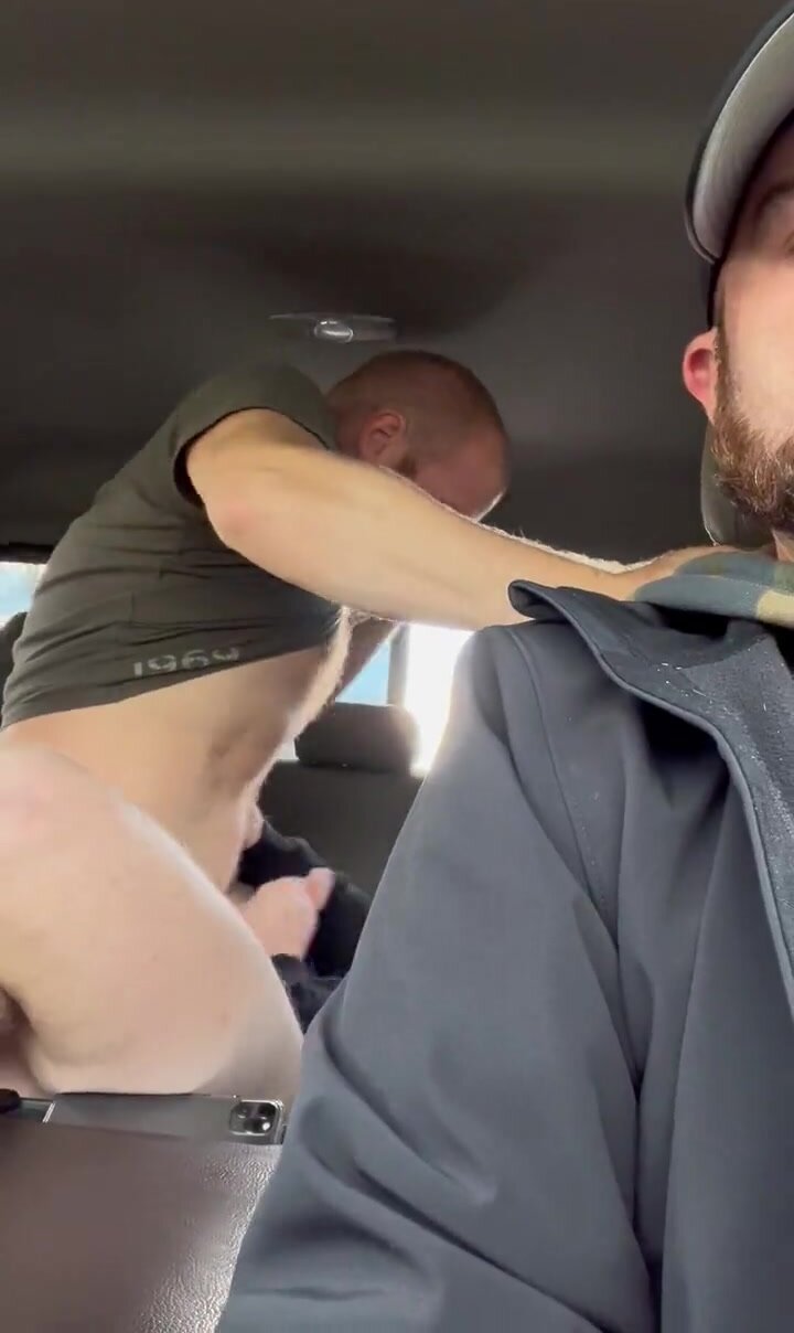 Driver records his passenger fucking in the backseat