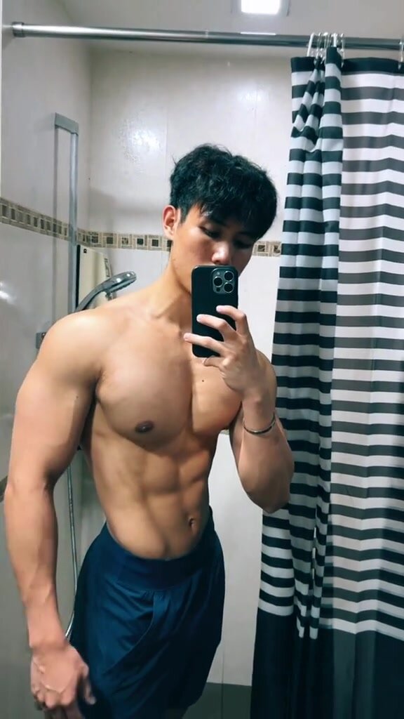 SG Chinese hunk showing off