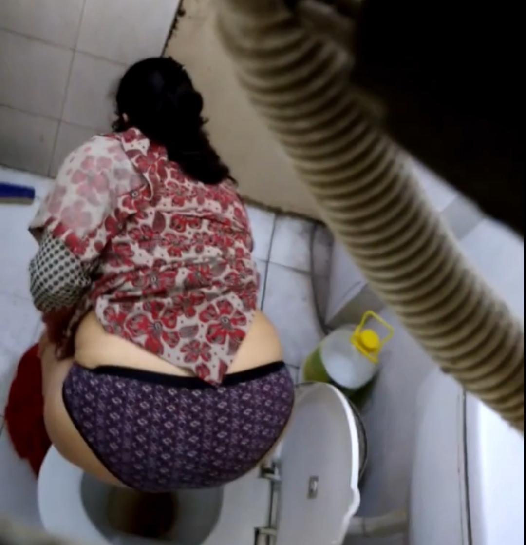 Bhabhi Pissing in toilet spy cam