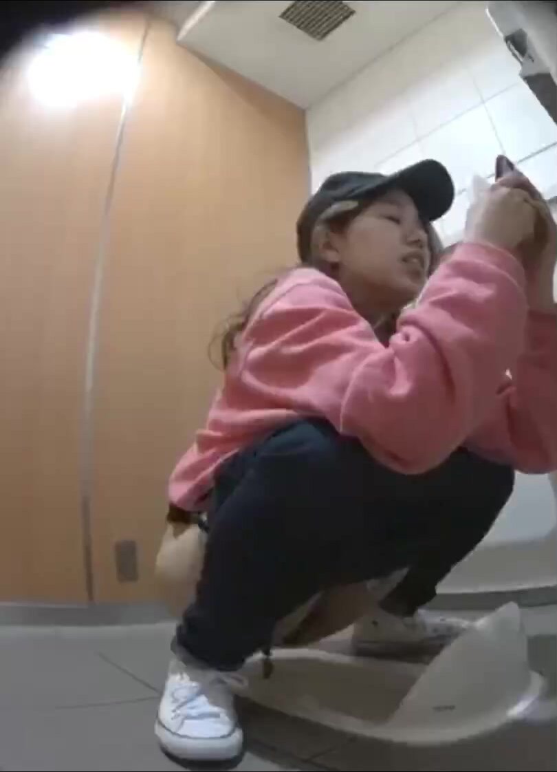 Girl pooping in toilet 1