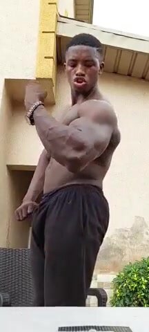African bodybuilder - video 3