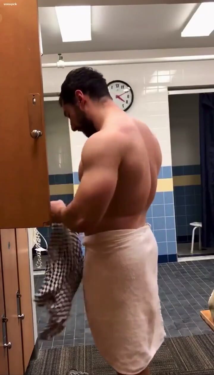 Sexy Beefy Daddy in the Locker Room