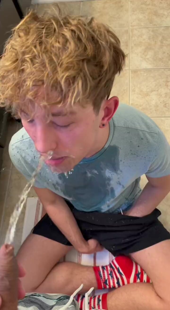 twink gets pissed on face and mouth - pissdrinking