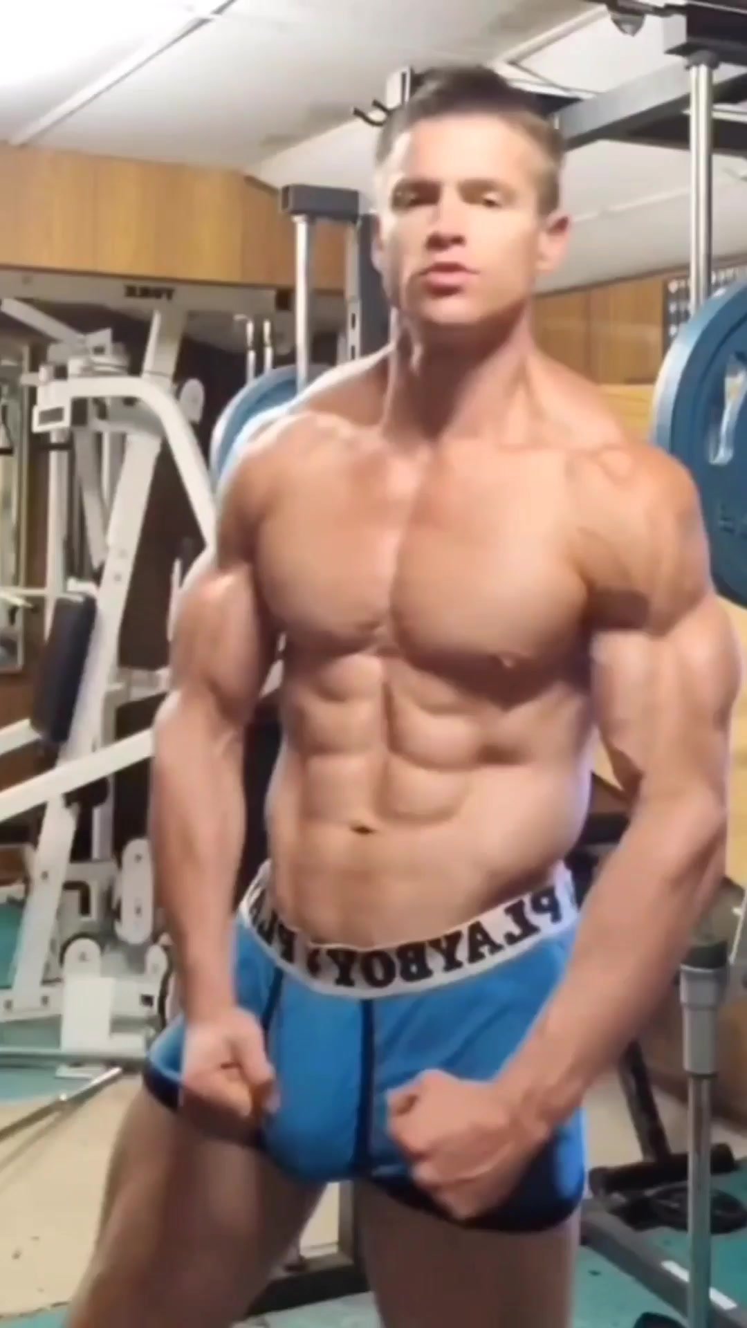 Muscle Jock Shows Off Bulge