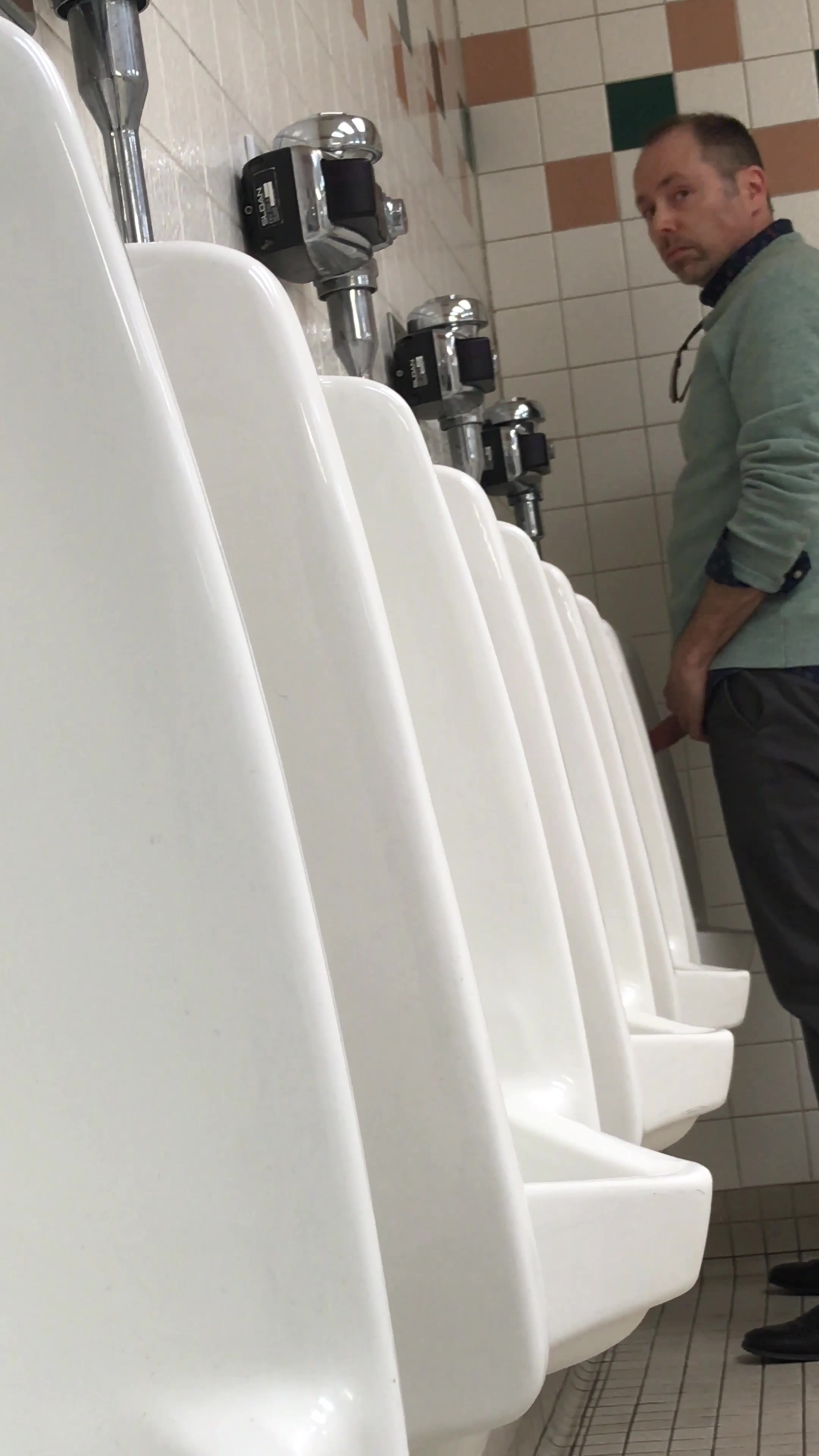 urinal play 18