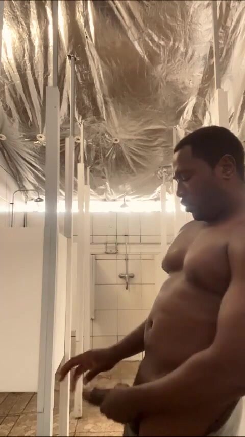 Muscular daddy wanking in gym showers