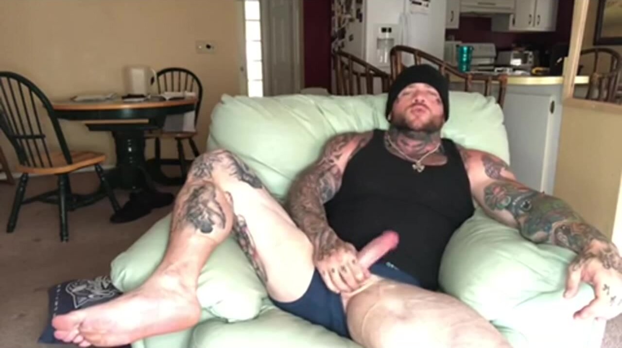 Tattoo Muscle Hunk is horny to show and jerk off