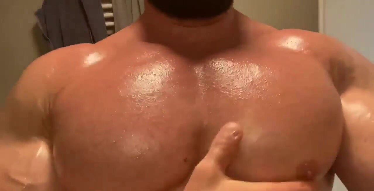 MUSCLE GROWTHS: Big pecs - video 15 - ThisVid.com