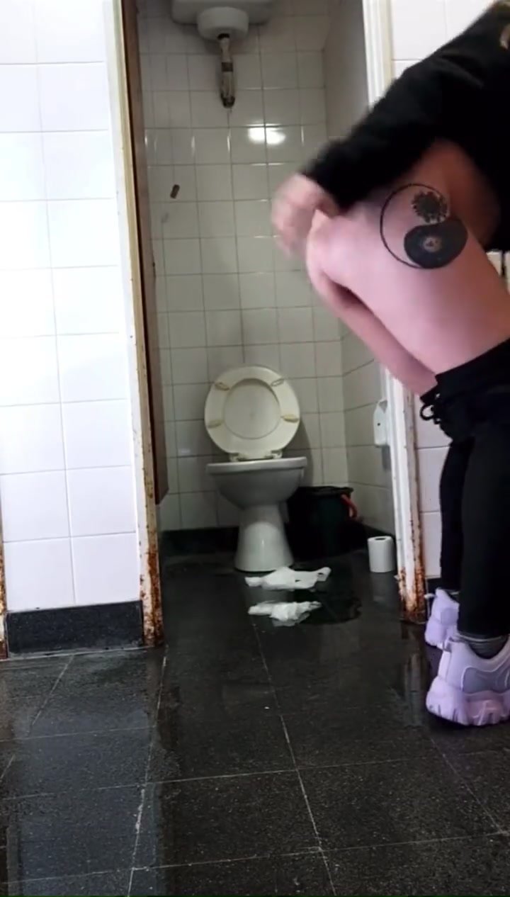 Tatted, shaved/hairy girl's 7 minute pissing comp