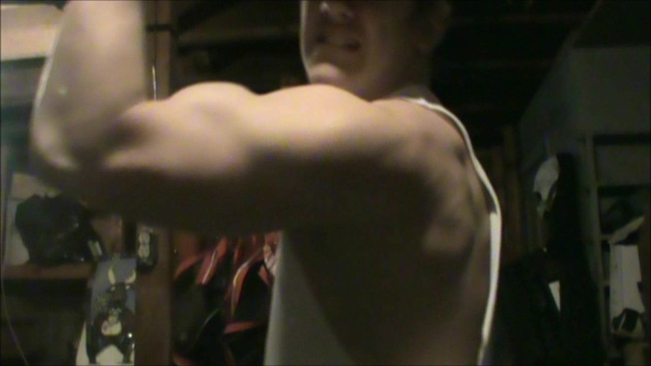 Bodybuilder flex - video 5