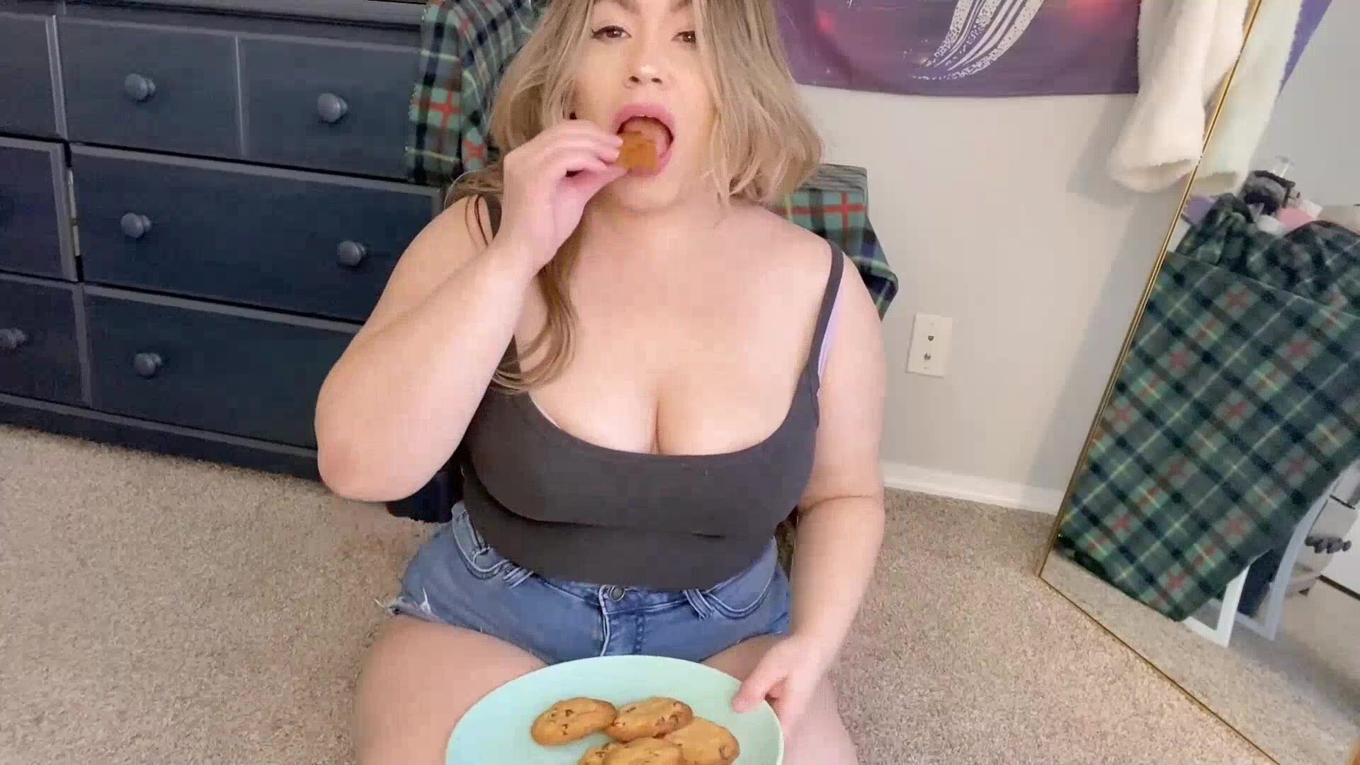 Bbw eats cookies
