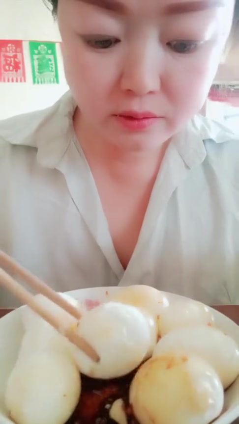 Chinesse woman gulps eggs