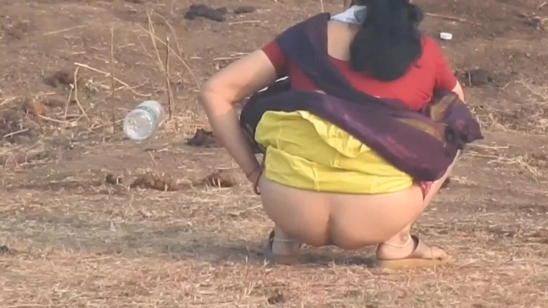 Indian beautiful lady open place pissing