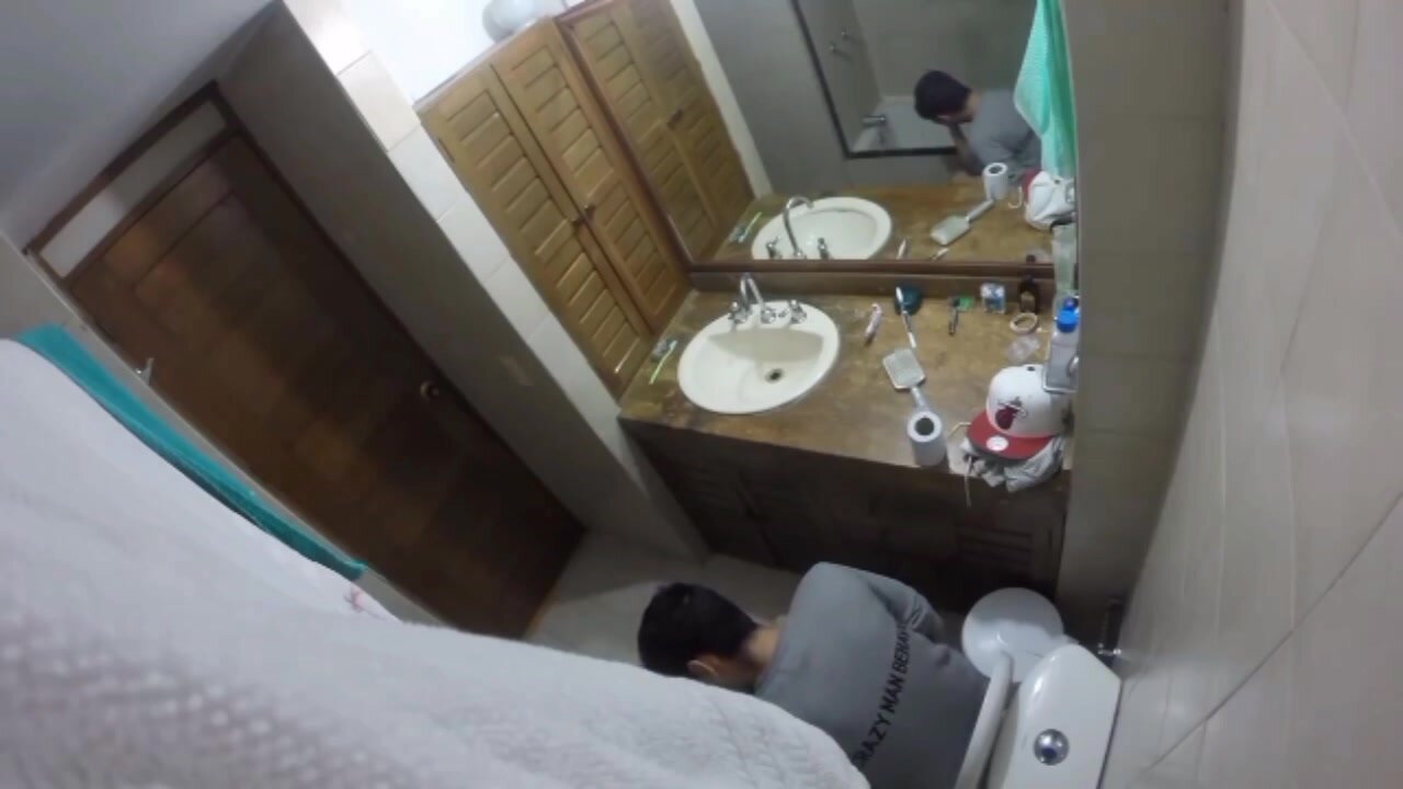 Youtuber on Toilet due a Laxative Prank