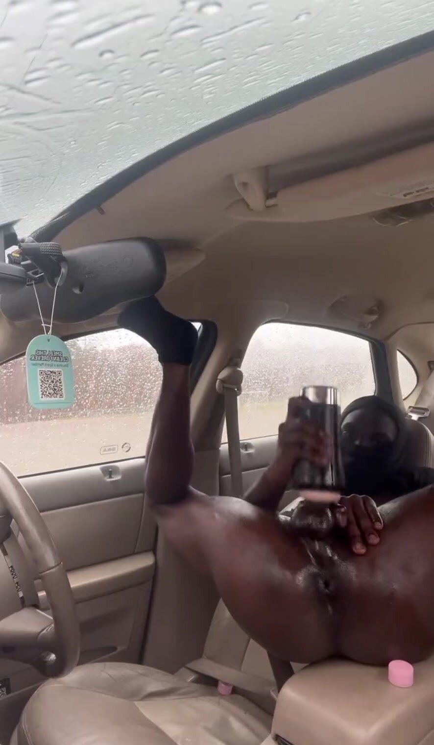 DL thug beating his dick ass spread in car