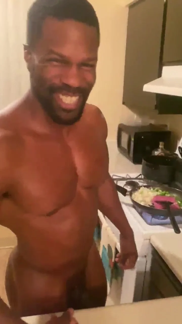 Black Guys: cooking naked - video 2 - ThisVid.com