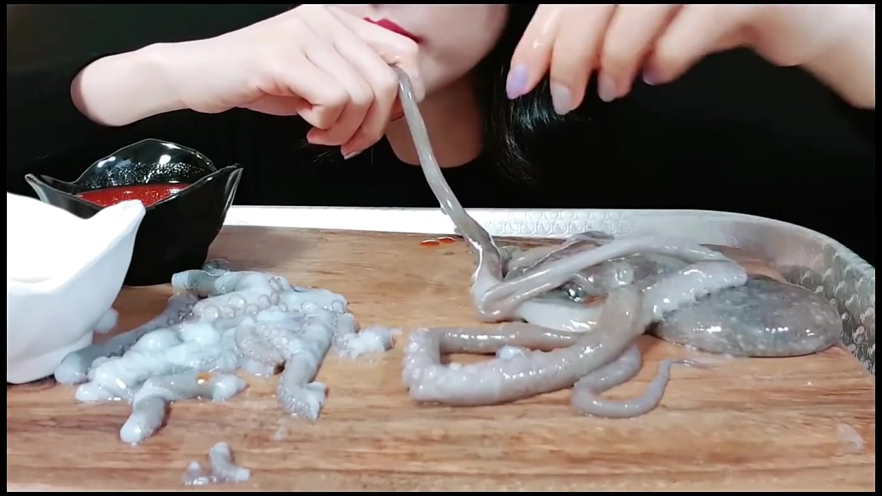 Asian Girl Bites off Tentacles of live octopus and eats them - ThisVid.com