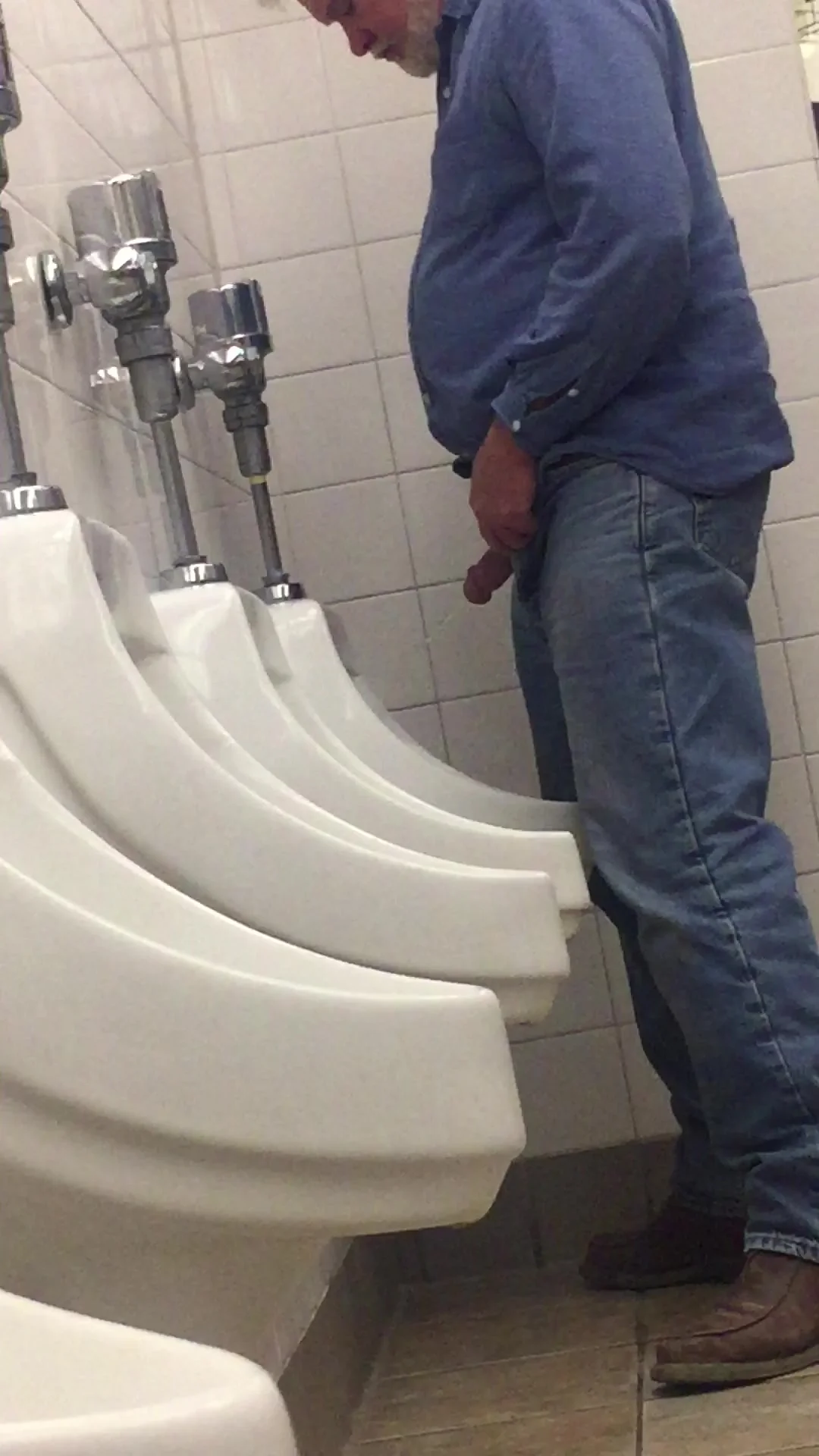 Pissing big dick: urinal piss 14 - ThisVid.com