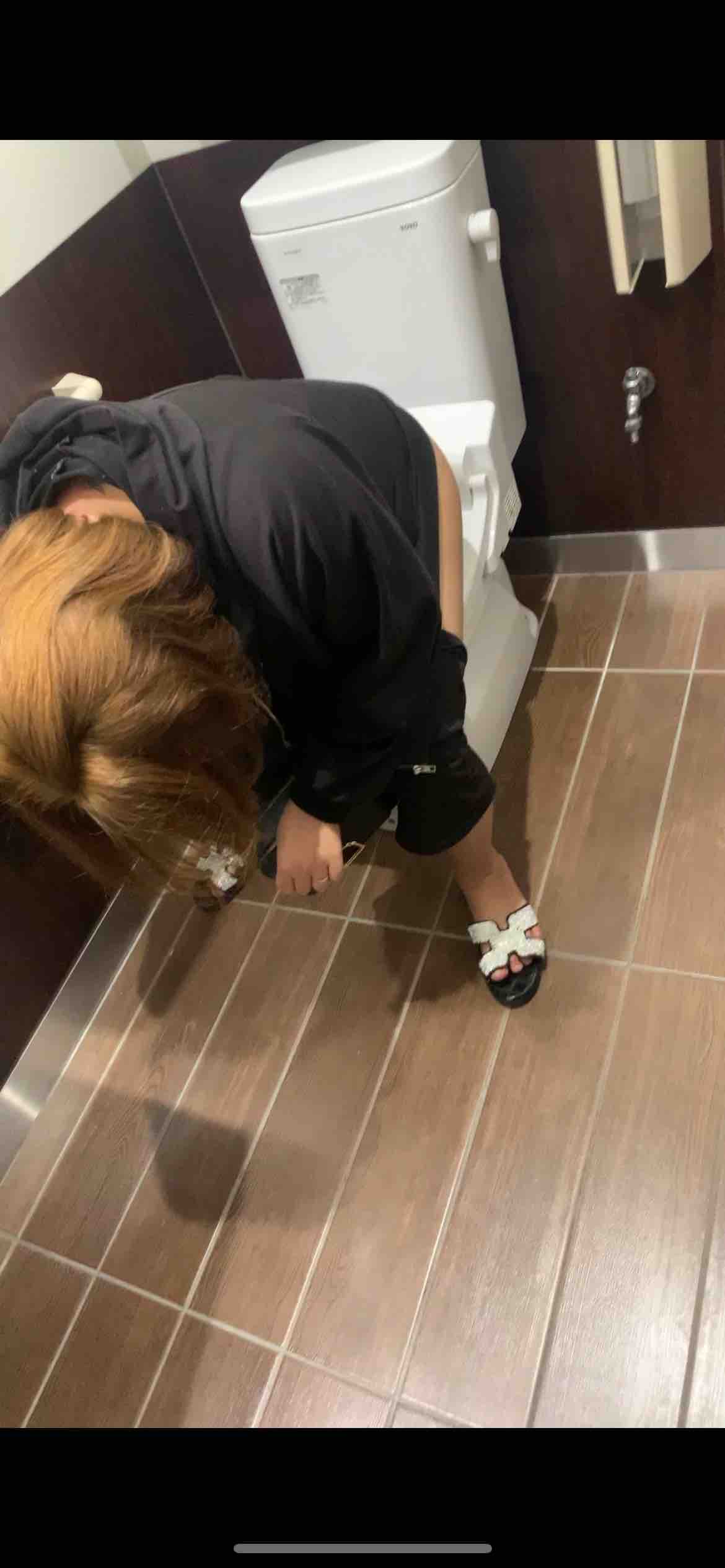 Japanese woman pissing - video 2
