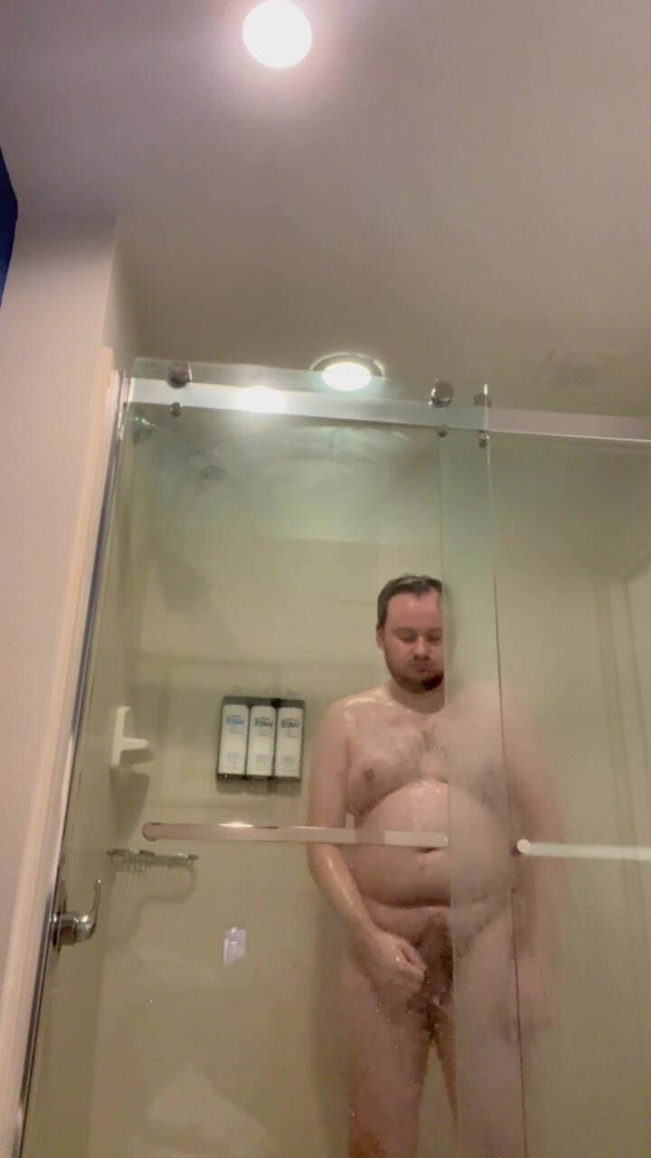 Ezacksterk takes a shower