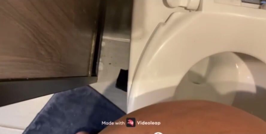 Sexy Big booty babe takes a nice dump