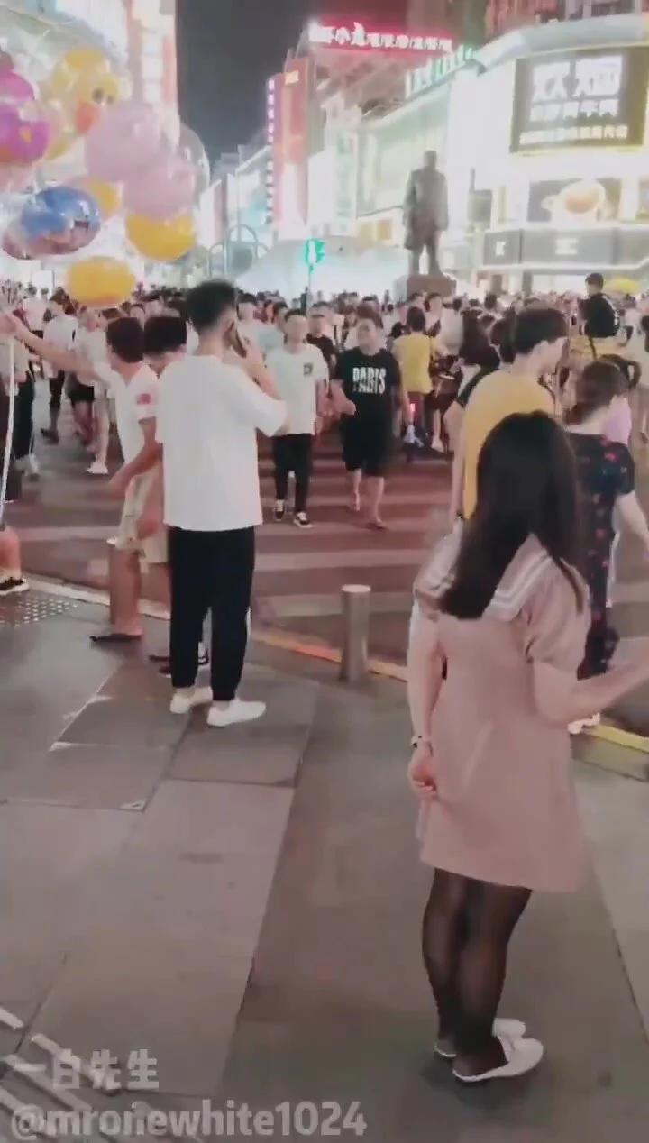 Video: Chinese girl wetting black pantyhose in public - ThisVid.com