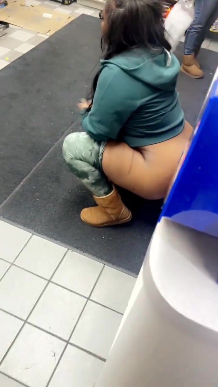 Big booty ebony caught peeing in convince store/gas sta