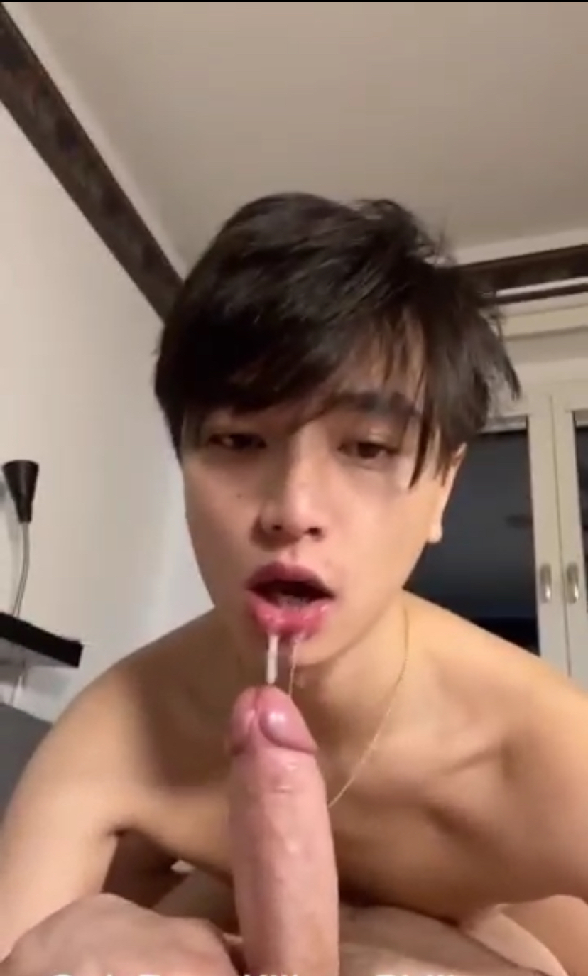 Asian sucks dick