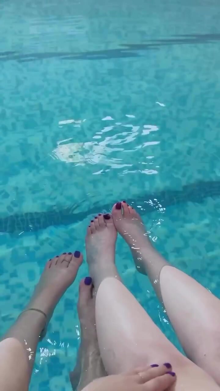 Pool Persian girls feet show