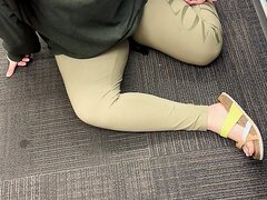 My girlfriend pisses her leggings in the store carpet
