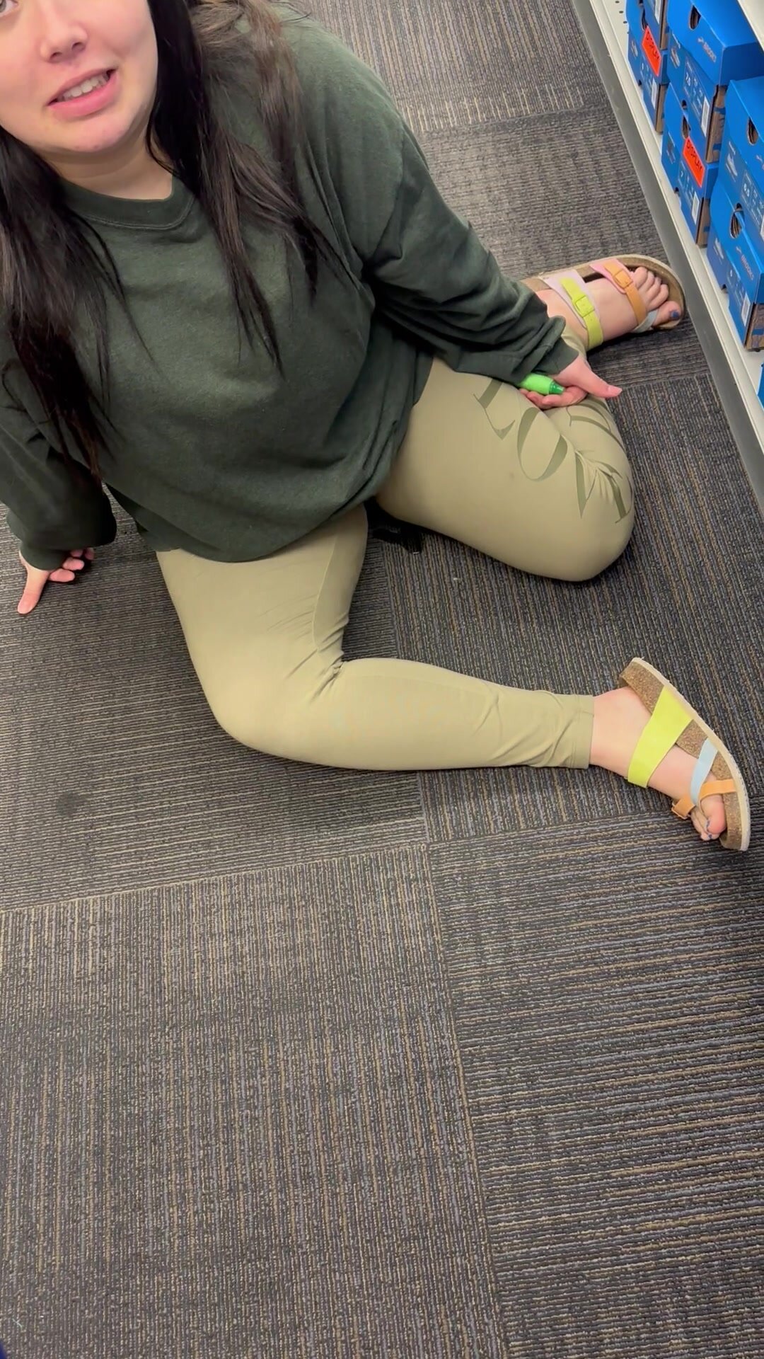 My girlfriend pisses her leggings in the store carpet