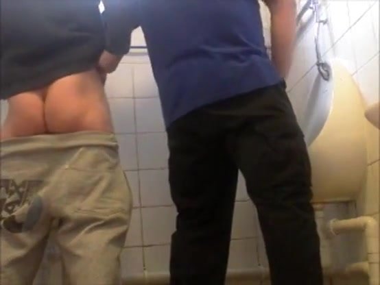 Toilet slut loves to get fisted