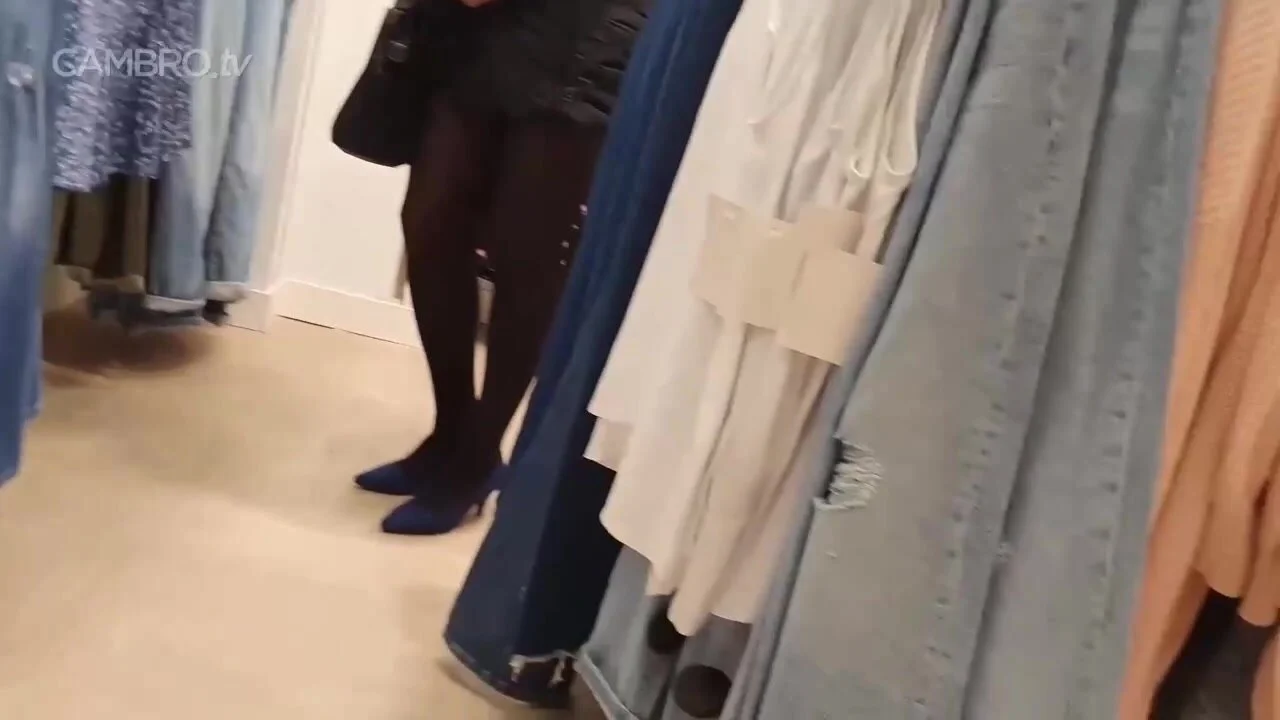 Naked girl in dressing room fucks herself - ThisVid.com