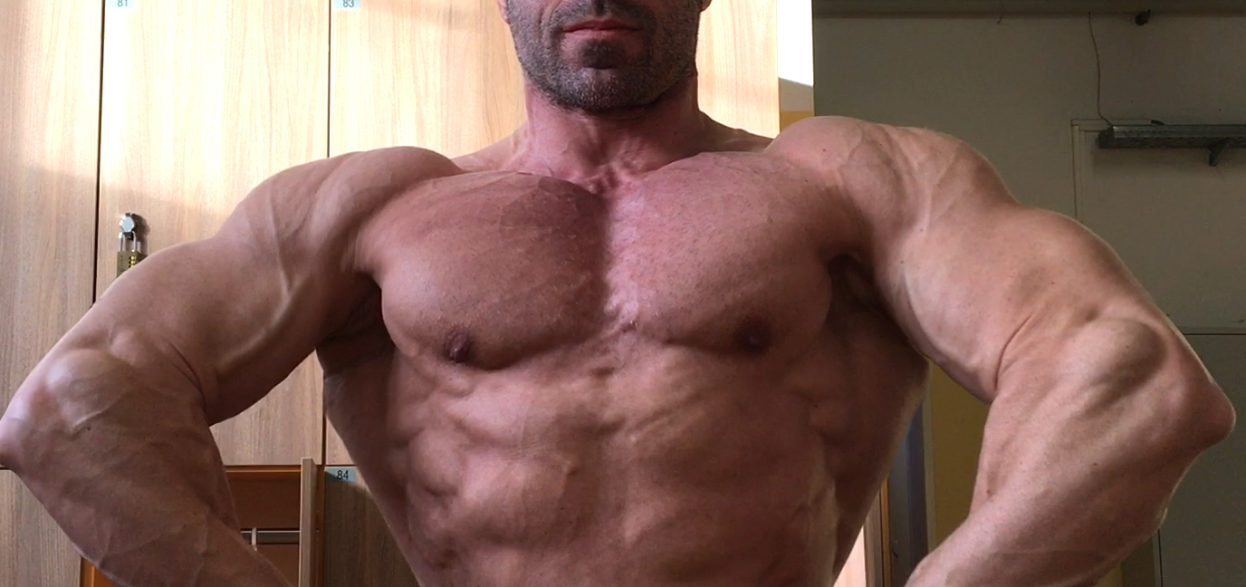 Hot Ripped Muscle Daddy Flexing