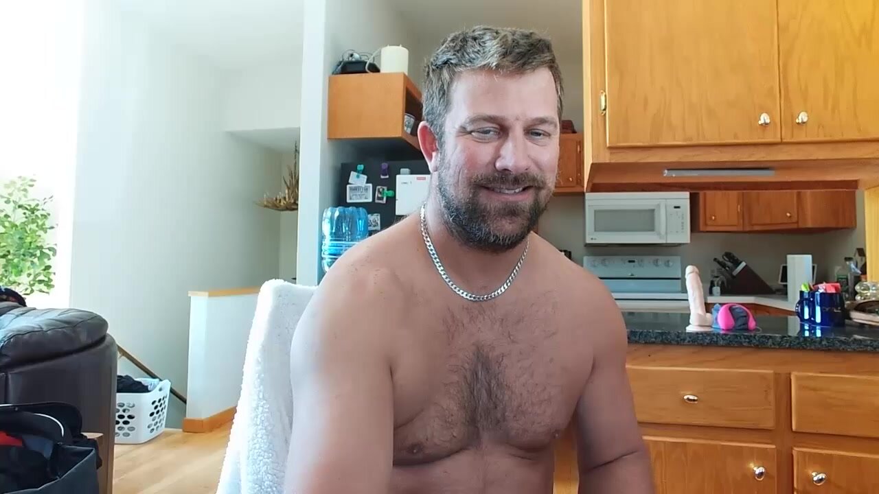St8 Country Bear Shows Hole