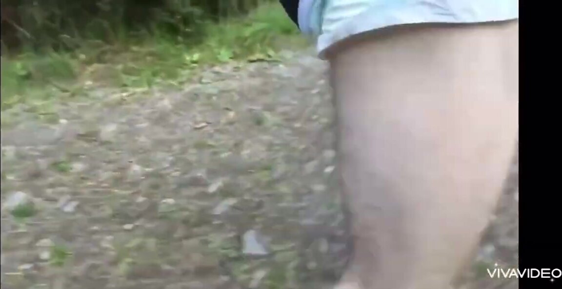 Vlogger Diapered walk in the forest