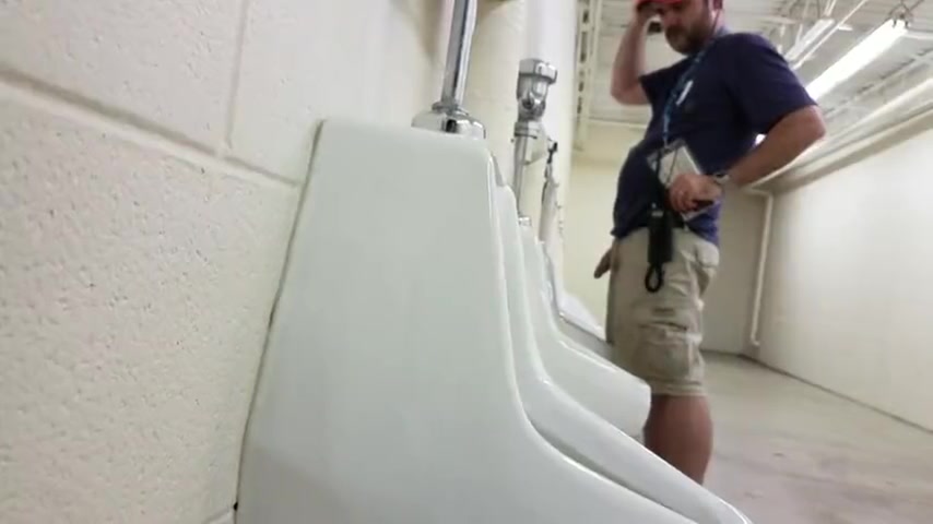 NO HAND TO PISSING AT URINAL