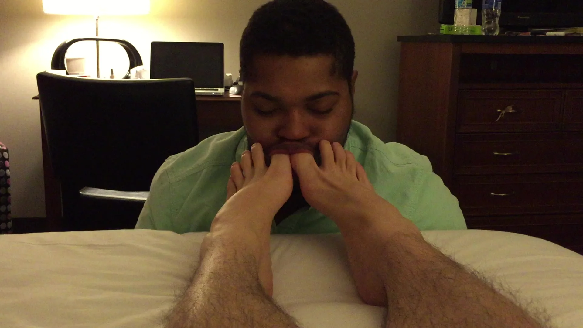 Video: Brazilian foot worship - ThisVid.com