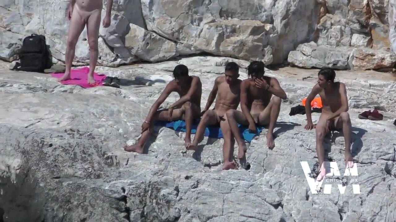 Boys excitados na praia do nudismo - ThisVid.com