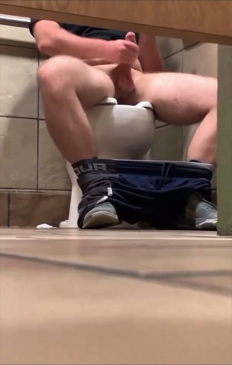 HOT HUNG GUY JERKS OFF IN PUBLIC TOILET AND CUMS