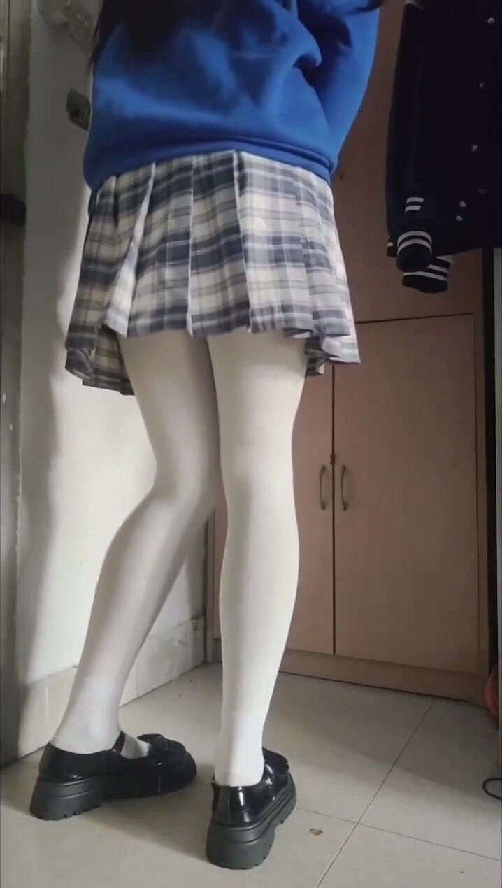 Chinese college girl wets her leggings