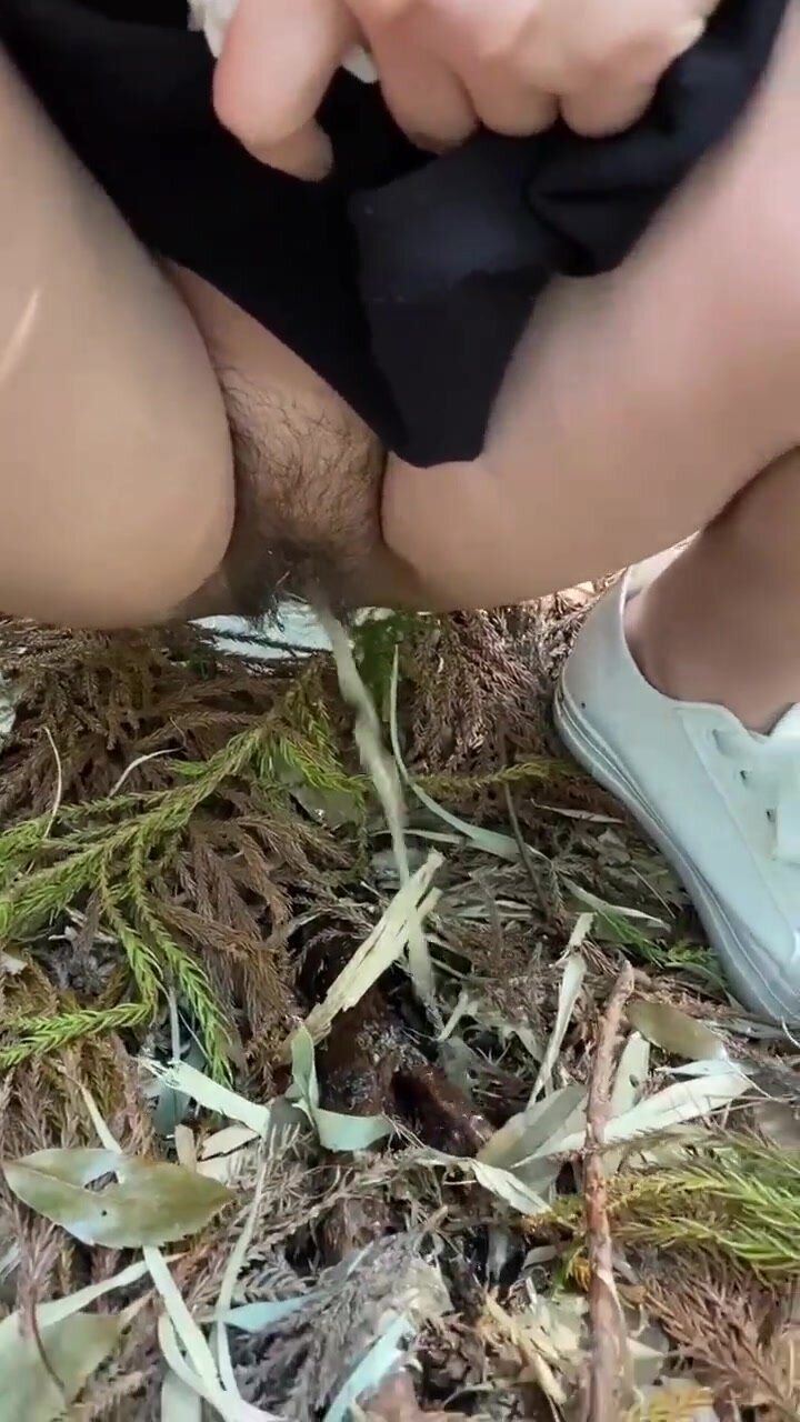 Hairy pussy produces a cute stream in the grass