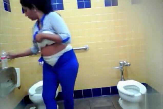 THICK MEXICAN WOMAN PIDDLES AND WASHES HER GENITALS IN