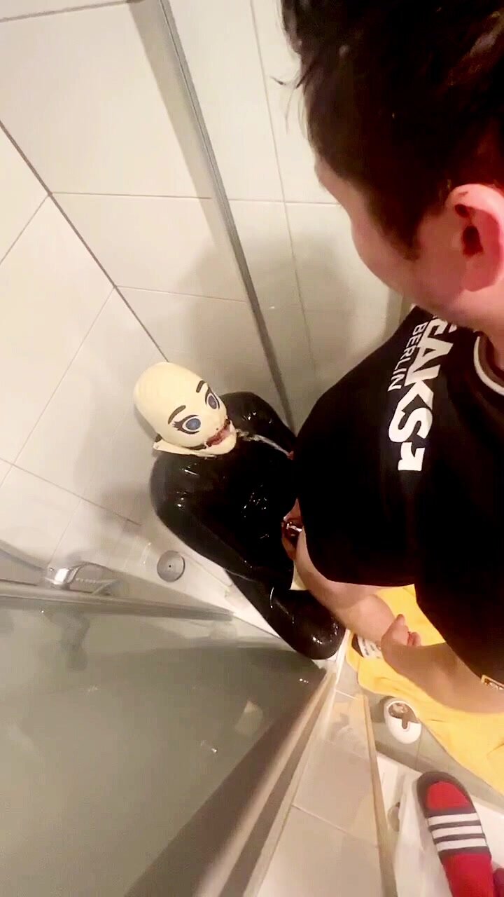 Rubber-Piss-Slut