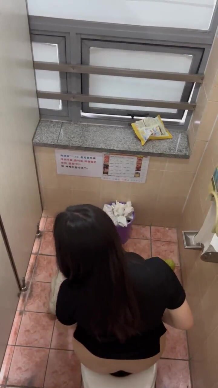 Overstall voyeur on unaware Korean peeing+wiping