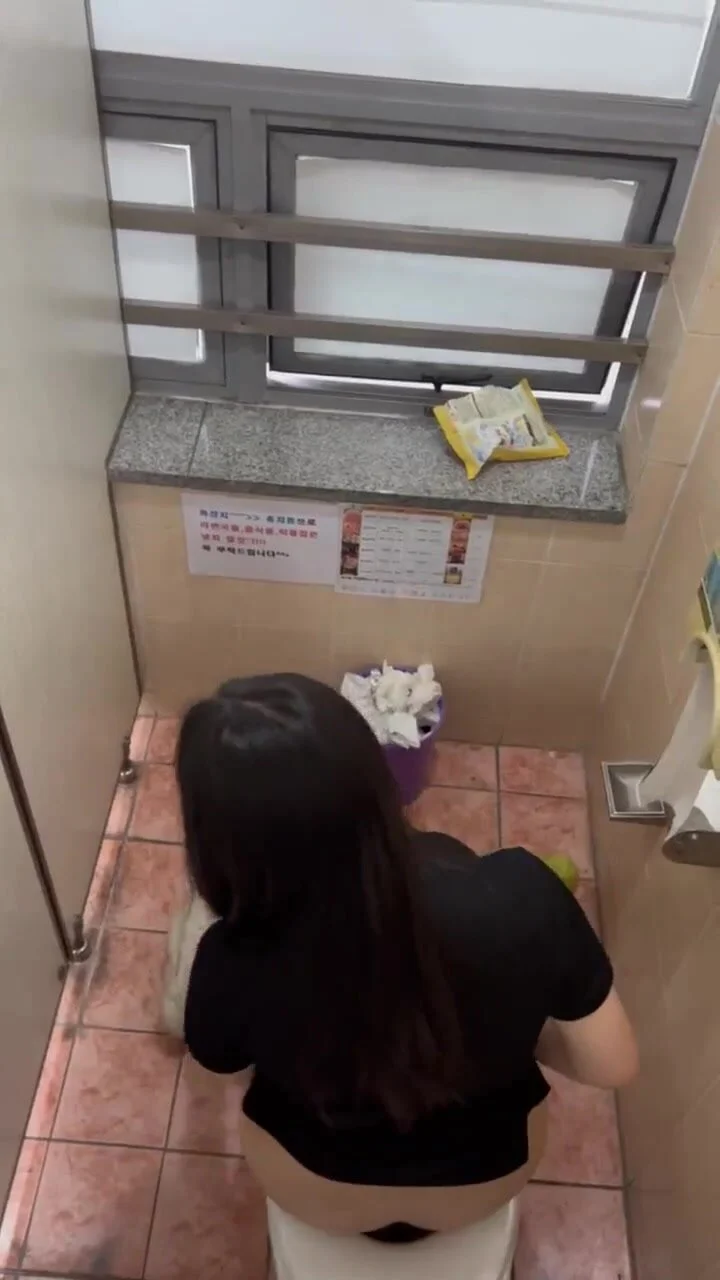 Korean voyeur pee 