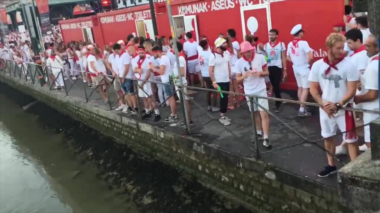 extended piss break during running with the bulls