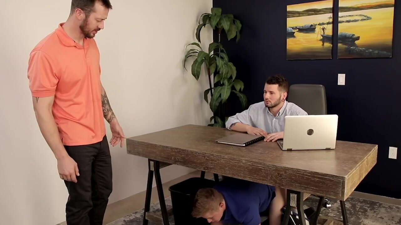 Office employee offers mouth and ass during work hours